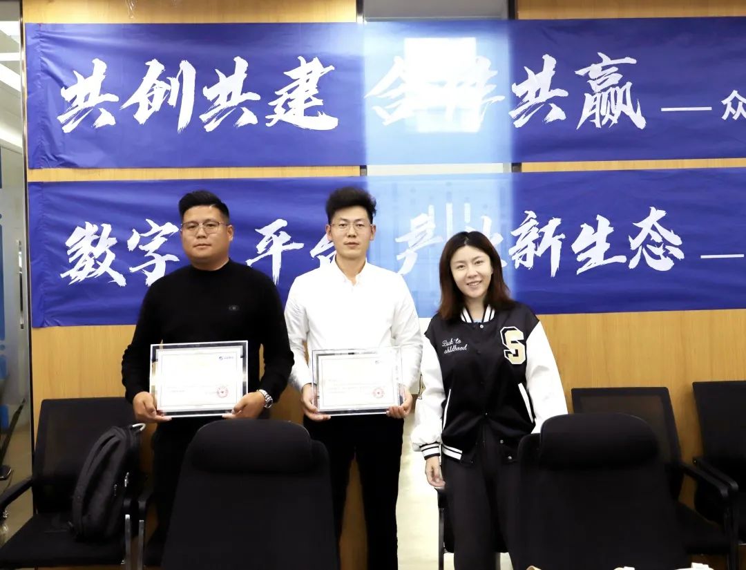 乐鱼在线登录官网-乐鱼（中国）
高级副总裁山海授予商户“乐鱼在线登录官网-乐鱼（中国）
特邀顾问”荣誉.jpg
